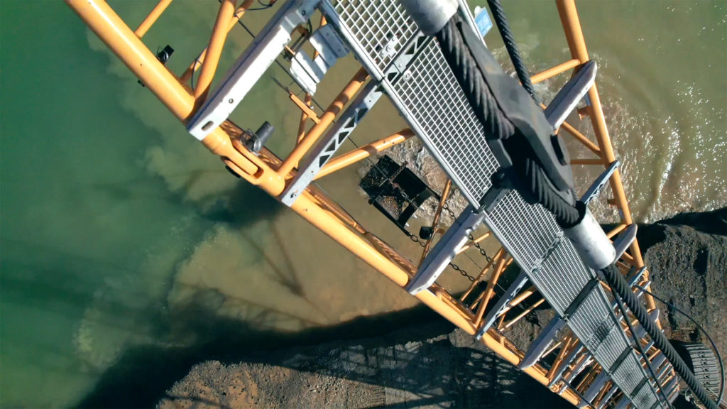 Grue de drainage d'un lac vue par drone sur un chantier de travaux publics dans les Landes