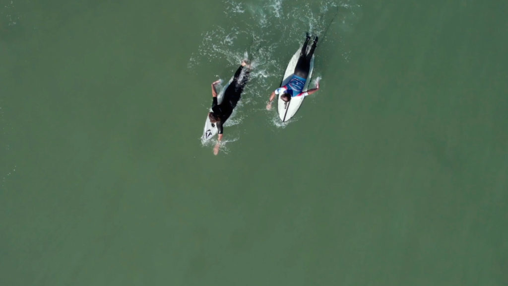 Surfeurs handi surf vus par drone sur l'océan atlantique à Anglet au Pays-Basque