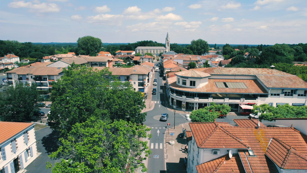Centre ville de Soustons dans les Landes vu au drone avec une rue et une église