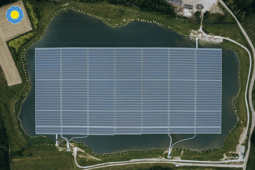 Centrale photovoltaïque qui produit de l'énergie renouvelable dans les Landes vue au drone