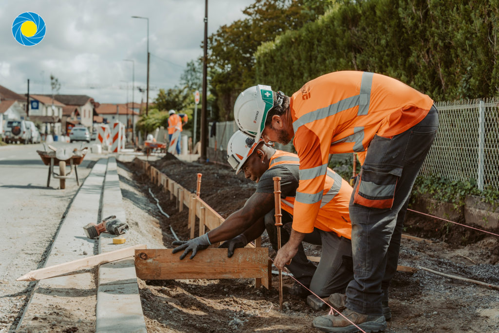 Deux ouvriers sur un chantier de TP BTP travaux publics pour la commune de Soustons dans les Landes