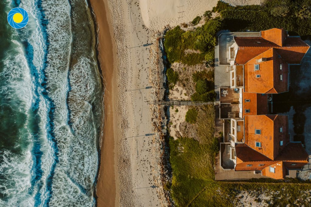 Les Villas jumelles, La Rafale et Les Embruns, touchées par l'érosion à cause de la montée des eaux, à Biscarosse Plage, vues avec un drone