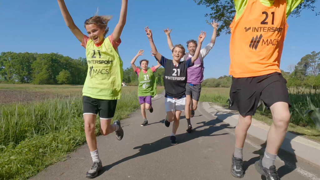 Des jeunes qui courent lors d'une compétition sportive