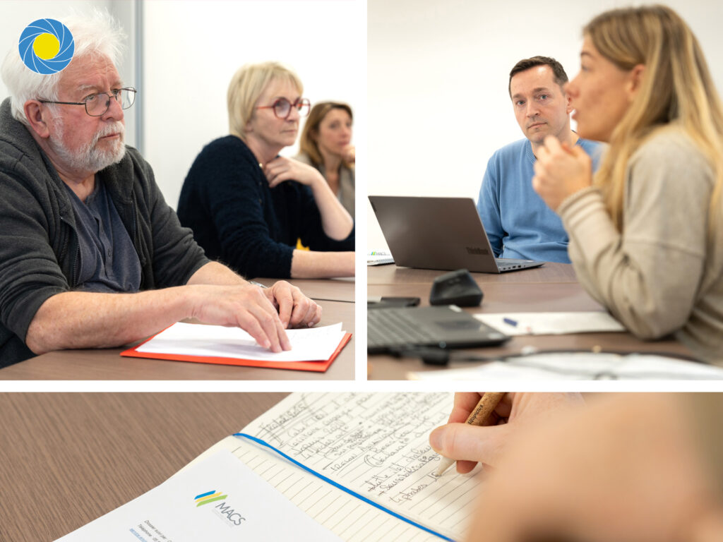 Des collaborateurs et des usagers du service public qui discutent dans une collectivité locale