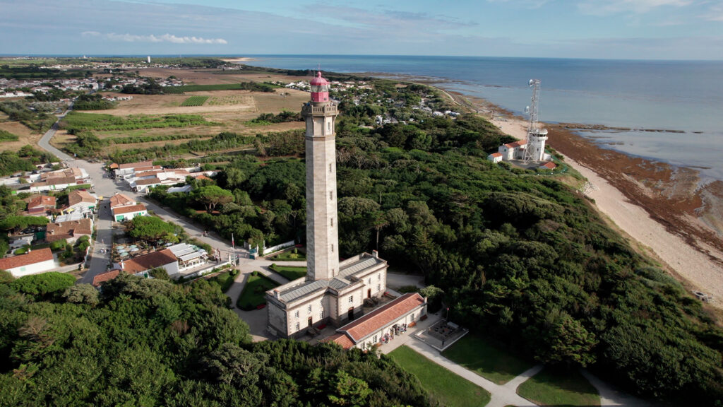 De beaux paysages de l'Île de Ré au drone et des stations d'épuration pour l'assainissement