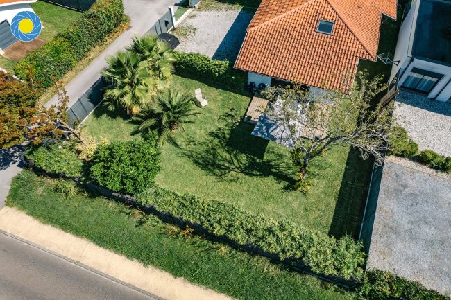 Le jardin d'une maison mise en vente par une agence immobilière des Landes