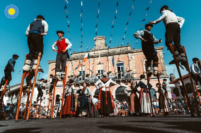 Lous Cadetouns, ses échassiers et ses danseuses devant la Mairie de Soustons dans les Landes