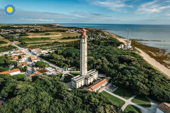 Le phare des Baleines sur l'Ile de Ré vu d'un drone au milieu de la nature