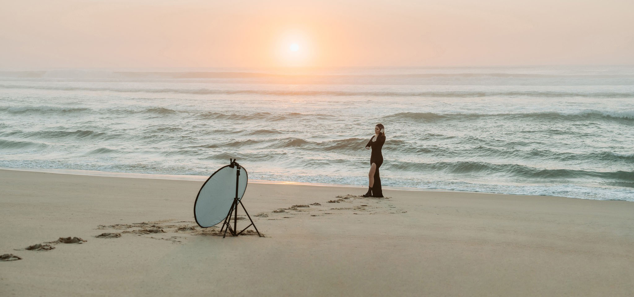 Reportage sur un shooting photo tournage vidéo avec une fille sur une plage des Landes au coucher du soleil par RAWMER Christophe Castagné photographe vidéaste télépilote drone