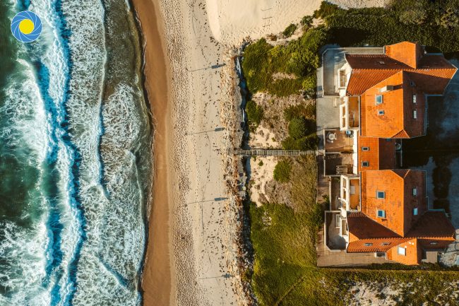 Les villas Rafale et des Embruns à Biscarosse dans les Landes avec la plage et l'océan vu du dessus