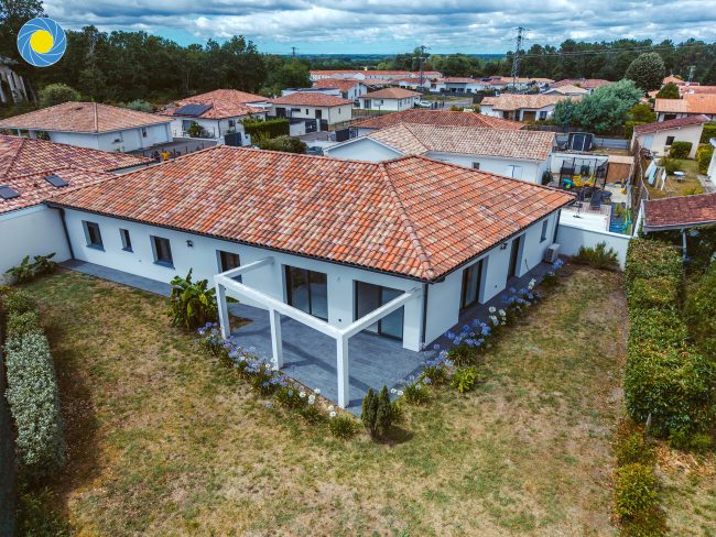 Photo immobilière d'une maison et son jardin