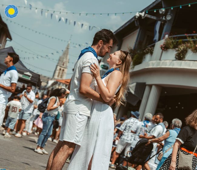 Un garçon et une fille qui s'enlacent pendant les Fêtes de Soustons