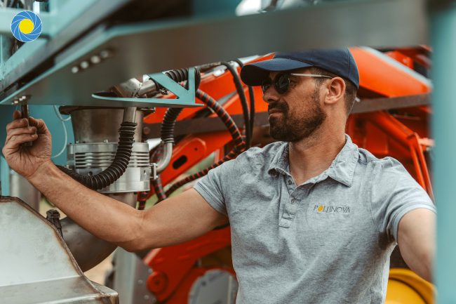 Technicien devant une machine agricole