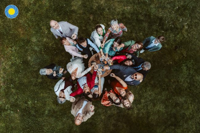Groupe d'invités d'un mariage