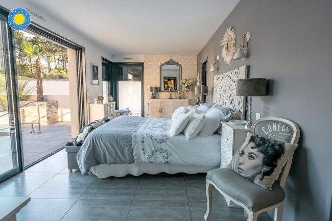 Chambre d'une villa d'immobilier de luxe dans les Landes