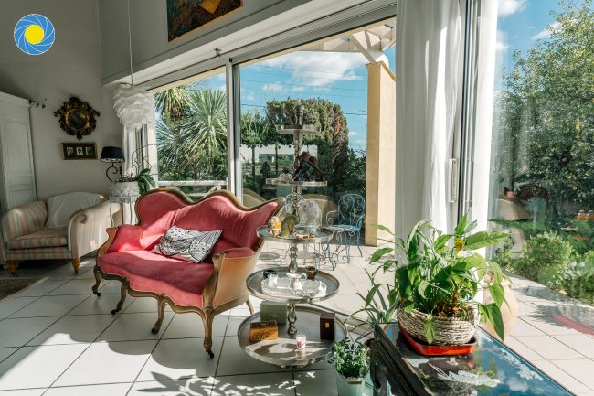 villa-salon-immobilier-baie-vitree